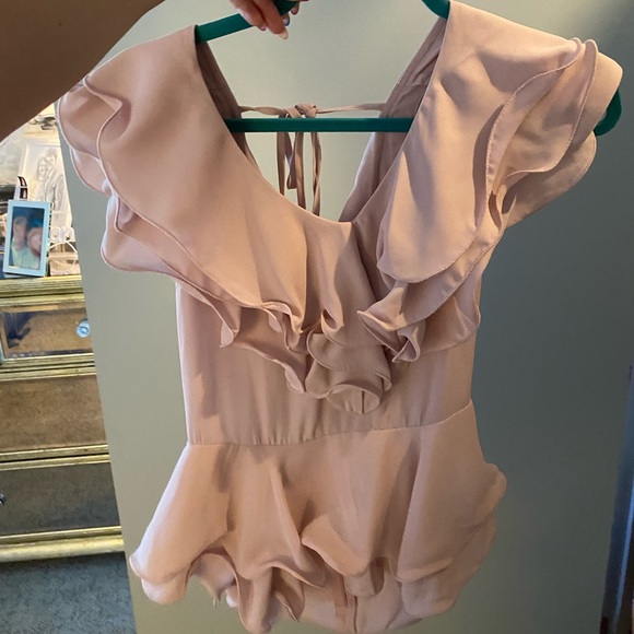 Super Cute Ruffle Top Size Small - Picture 3 of 3